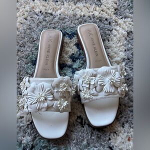 Anne Klein white monochrome flower sandal womens 8
